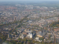 849875 Luchtfoto van de wijk Oudwijk te Utrecht, uit het oosten, met op de voorgrond het Diakonessenhuis en links de ...